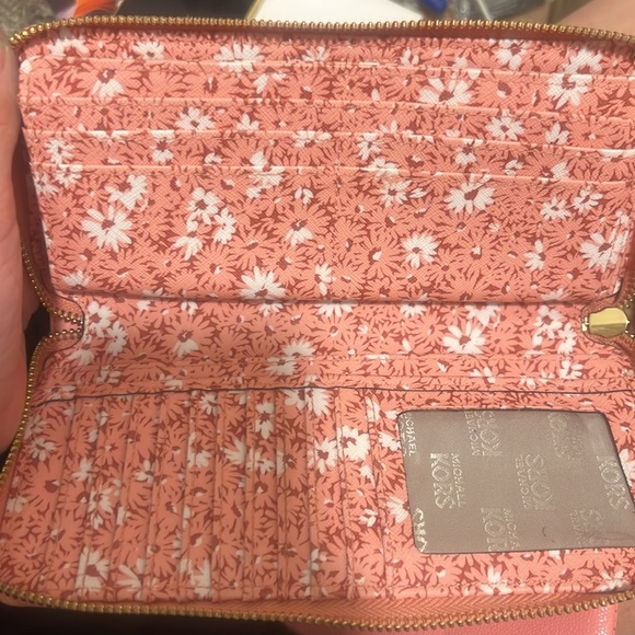 𝐌𝐢𝐜𝐡𝐚𝐞𝐥 𝐊𝐨𝐫𝐬 𝐉𝐞𝐭 𝐒𝐞𝐭 𝐓𝐫𝐚𝐯𝐞𝐥 𝐖𝐚𝐥𝐥𝐞𝐭 𝐍𝐖𝐎𝐓 - Picture 5 of 6